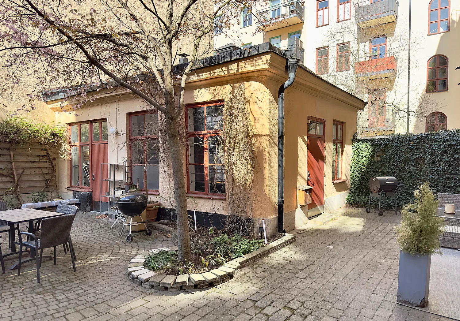 Lugnt gårdskontor invid Odenplan bild 1