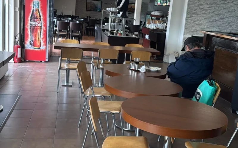 Bardisk med höga barstolar och ståbord i pizzerian i Södertälje
