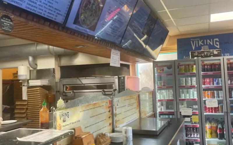 Professionellt pizzakök med ventilationshuv och rostfri utrustning i norra Sverige